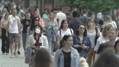 Ukrayna 'nın Kyiv caddesinde yürüyen bir kalabalık.