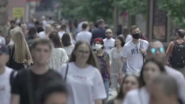 En folkmassa går längs gatan i Kiev, Ukraina — Stockvideo