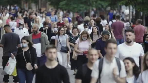 Ένα πλήθος ανθρώπων που περπατούν κατά μήκος του δρόμου του Κίεβο, Ουκρανία — Αρχείο Βίντεο