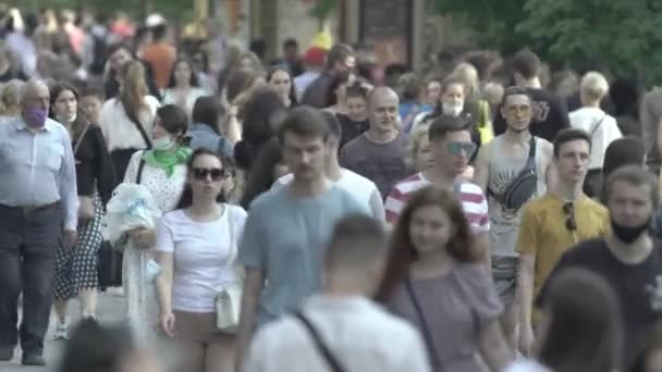 Толпа людей, идущих по улице Киева — стоковое видео