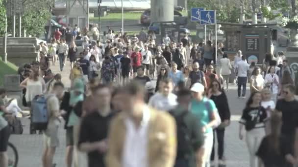 Ένα πλήθος ανθρώπων που περπατούν κατά μήκος του δρόμου του Κίεβο, Ουκρανία — Αρχείο Βίντεο