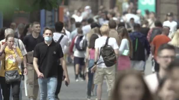 Een menigte van mensen lopen langs de straat van Kiev, Oekraïne — Stockvideo