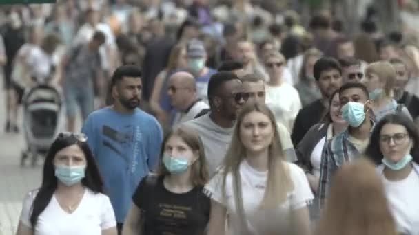 Een menigte van mensen lopen langs de straat van Kiev, Oekraïne — Stockvideo