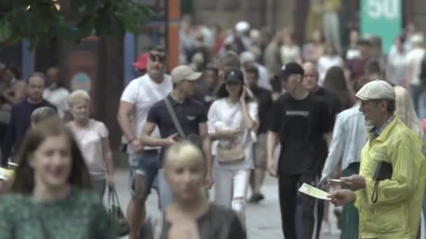 Una multitud de personas caminando por la calle de Kiev, Ucrania — Vídeos de Stock