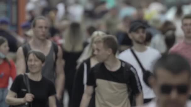Una multitud de personas caminando por la calle de Kiev, Ucrania — Vídeos de Stock