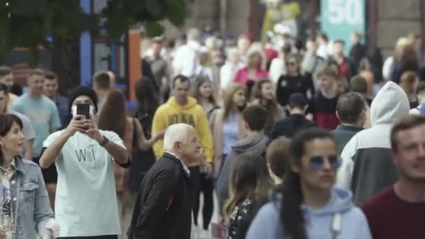 Een menigte van mensen lopen langs de straat van Kiev, Oekraïne — Stockvideo