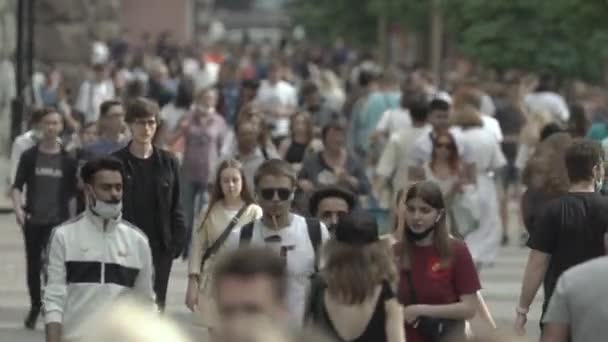 En menneskemængde mennesker, der går langs gaden i Kiev, Ukraine – Stock-video