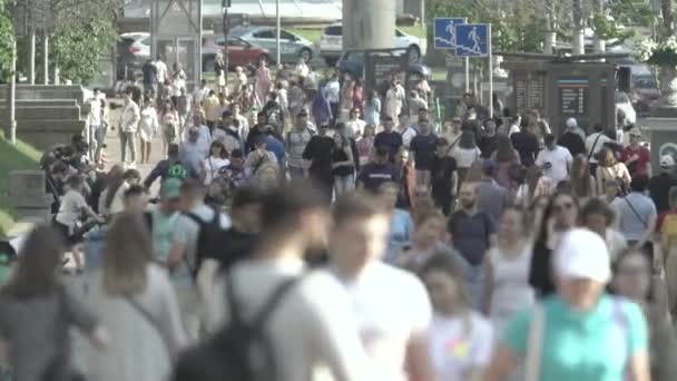 Uma multidão de pessoas andando ao longo da rua de Kiev, Ucrânia — Vídeo de Stock