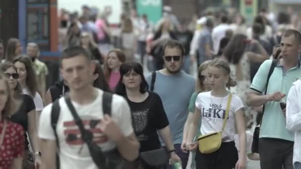 Ukrayna 'nın Kyiv caddesinde yürüyen bir kalabalık. — Stok video