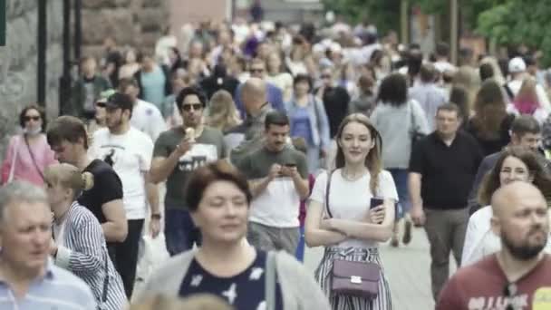 Een menigte van mensen lopen langs de straat van Kiev, Oekraïne — Stockvideo