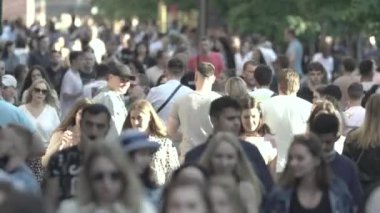 Ukrayna 'nın Kyiv caddesinde yürüyen bir kalabalık.