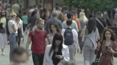 Ukrayna 'nın Kyiv caddesinde yürüyen bir kalabalık.