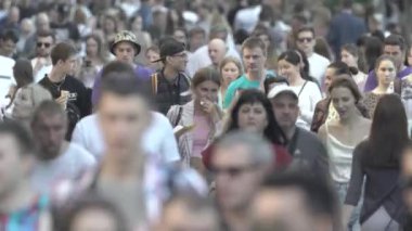 Ukrayna 'nın Kyiv caddesinde yürüyen bir kalabalık.