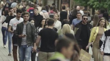 Ukrayna 'nın Kyiv caddesinde yürüyen bir kalabalık.