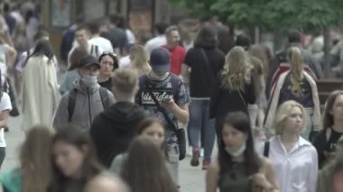 Ukrayna 'nın Kyiv caddesinde yürüyen bir kalabalık.