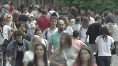 Ukrayna 'nın Kyiv caddesinde yürüyen bir kalabalık.