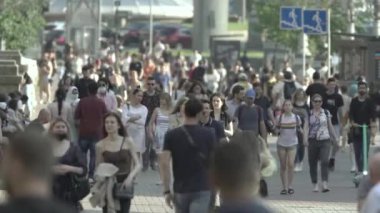 Ukrayna 'nın Kyiv caddesinde yürüyen bir kalabalık.