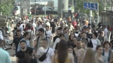 Ukrayna 'nın Kyiv caddesinde yürüyen bir kalabalık.
