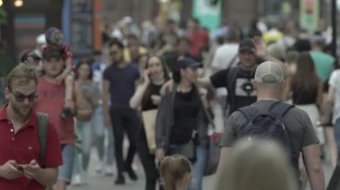Ukrayna 'nın Kyiv caddesinde yürüyen bir kalabalık.