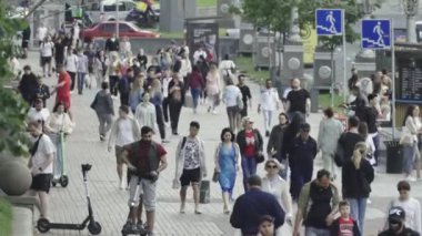 Ukrayna 'nın Kyiv caddesinde yürüyen bir kalabalık.