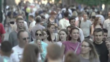 Ukrayna 'nın Kyiv caddesinde yürüyen bir kalabalık.