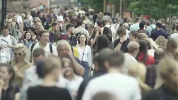 Uma multidão de pessoas andando ao longo da rua de Kiev, Ucrânia — Vídeo de Stock