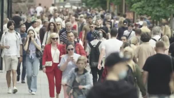 A crowd of people walking along the street of Kyiv, Ukraine — Stock Video