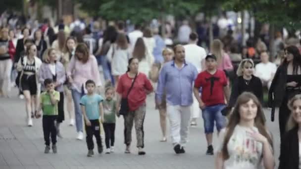 우크라이나, 키예프의 거리를 걷고 있는 사람들의 무리 — 비디오