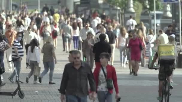 Uma multidão de pessoas andando ao longo da rua de Kiev, Ucrânia — Vídeo de Stock