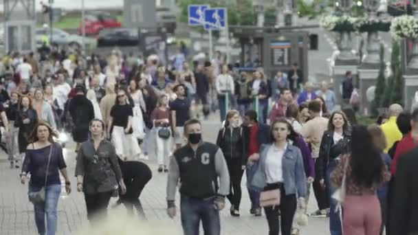 Kerumunan orang berjalan di sepanjang jalan Kyiv, Ukraina — Stok Video