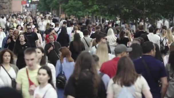 Een menigte van mensen lopen langs de straat van Kiev, Oekraïne — Stockvideo