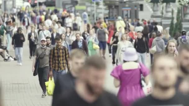 Een menigte van mensen lopen langs de straat van Kiev, Oekraïne — Stockvideo