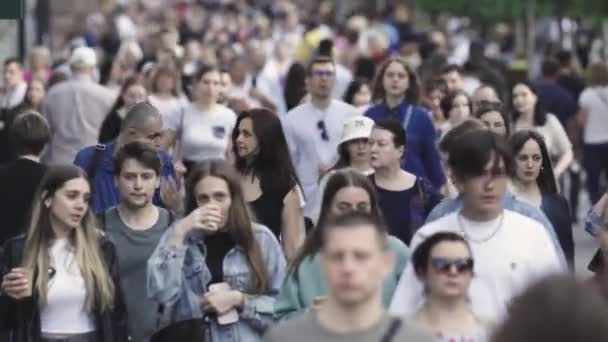 Натовп людей, що гуляють вулицею Києва. — стокове відео