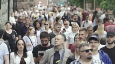 Ukrayna 'nın Kyiv caddesinde yürüyen bir kalabalık.