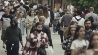 Ukrayna 'nın Kyiv caddesinde yürüyen bir kalabalık.