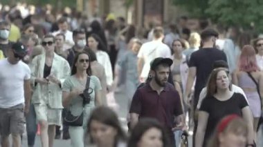 Ukrayna 'nın Kyiv caddesinde yürüyen bir kalabalık.