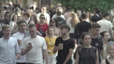 Ukrayna 'nın Kyiv caddesinde yürüyen bir kalabalık.
