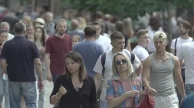 Ukrayna 'nın Kyiv caddesinde yürüyen bir kalabalık.