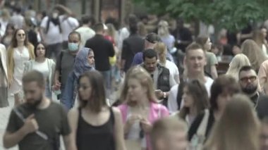 Ukrayna 'nın Kyiv caddesinde yürüyen bir kalabalık.