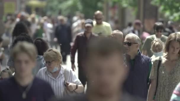 Натовп людей, що гуляють вулицею Києва. — стокове відео