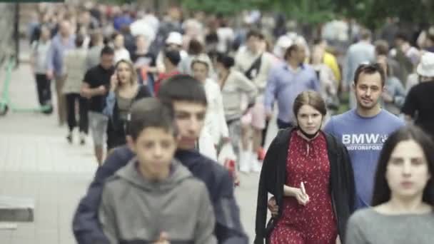 Una multitud de personas caminando por la calle de Kiev, Ucrania — Vídeos de Stock