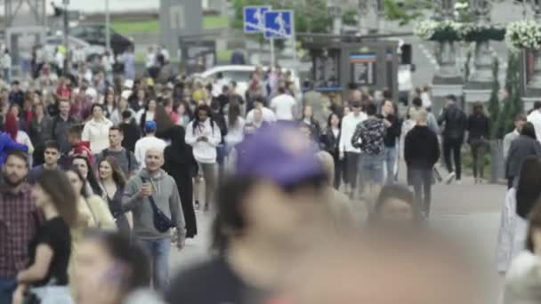 Een menigte van mensen lopen langs de straat van Kiev, Oekraïne — Stockvideo