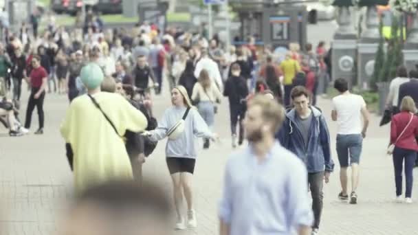 Una folla di persone che camminano lungo la strada di Kiev, Ucraina — Video Stock