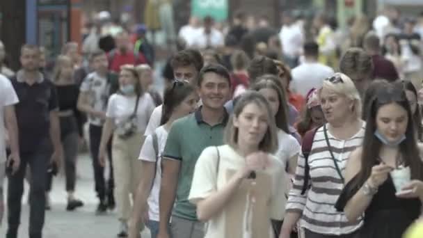 A crowd of people walking along the street of Kyiv, Ukraine — Stock Video