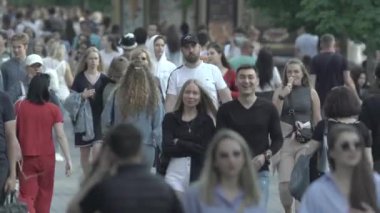 Ukrayna 'nın Kyiv caddesinde yürüyen bir kalabalık.