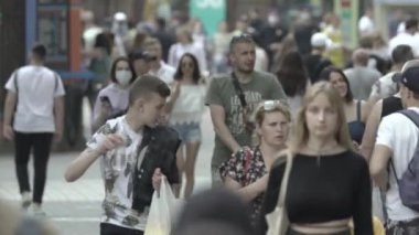 Ukrayna 'nın Kyiv caddesinde yürüyen bir kalabalık.