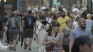 Ukrayna 'nın Kyiv caddesinde yürüyen bir kalabalık.