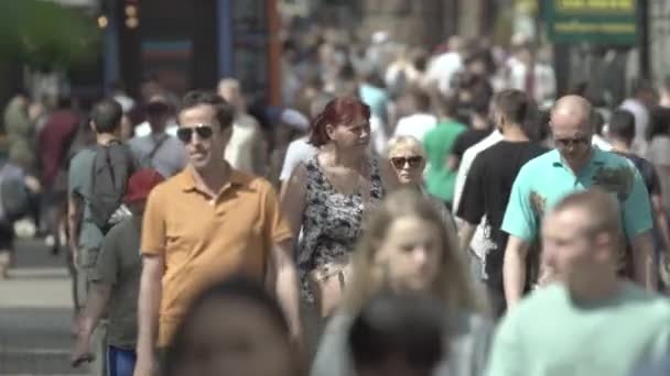 Una multitud de personas caminando por la calle de Kiev, Ucrania — Vídeo de stock