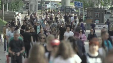 Ukrayna 'nın Kyiv caddesinde yürüyen bir kalabalık.