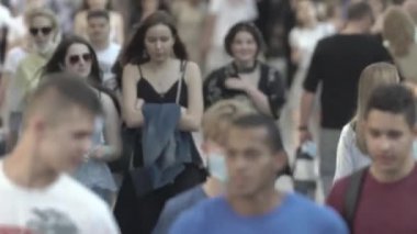 Ukrayna 'nın Kyiv caddesinde yürüyen bir kalabalık.